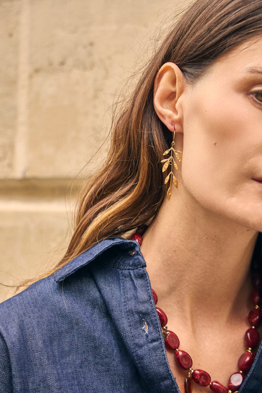 Boucles d'oreilles pendantes dorées branche avec feuilles allongées martelés