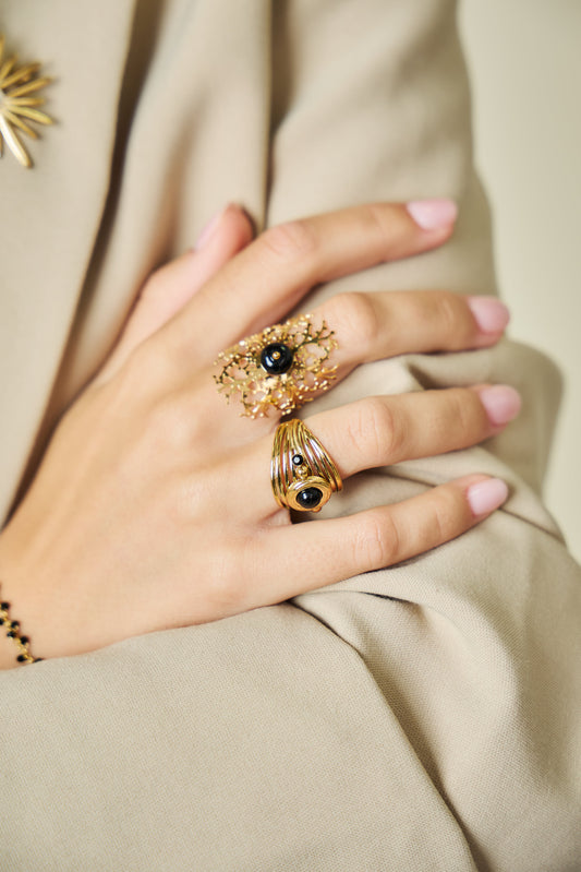 Bague Dorée Motif Forêt Avec Pierre Noire