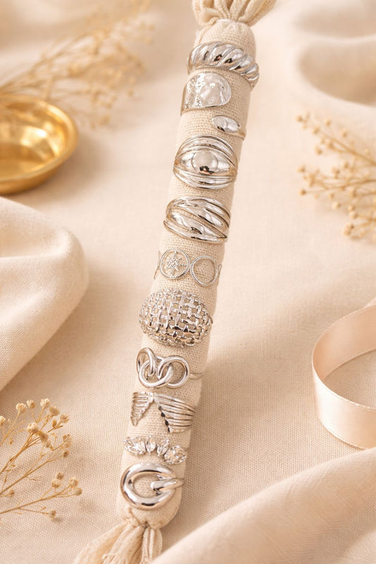 Lot de 10 Bagues Argentées en Acier Inoxydable sur Présentoir