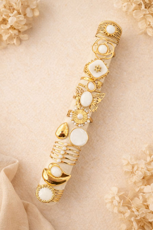 Lot de 10 bagues colorées blanches sur présentoir