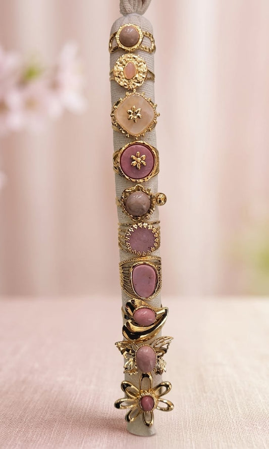 Lot de 10 bagues colorées roses sur présentoir