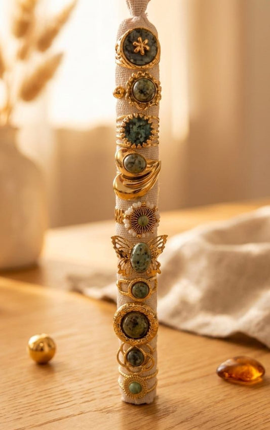 Lot de 10 bagues colorées vertes sur présentoir