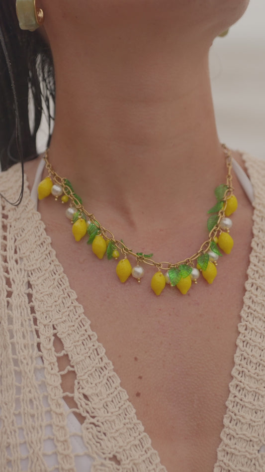 Collier chaîne dorée avec citrons et feuilles