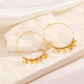 Boucles d'oreilles créoles et pendentifs dorées.