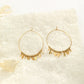 Boucles d'oreilles créoles et pendentifs dorées.