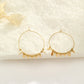 Boucles d'oreilles créoles et pendentifs dorées.