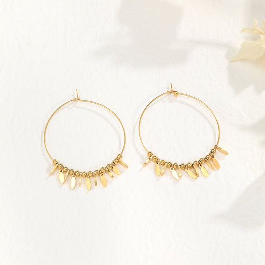 Boucles d'oreilles créoles et pendentifs dorées.