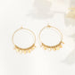 Boucles d'oreilles créoles et pendentifs dorées.