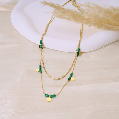 Collier double chaîne pierres vertes dorée