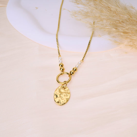 Collier chaîne avec perles blanches et pendentif martelé