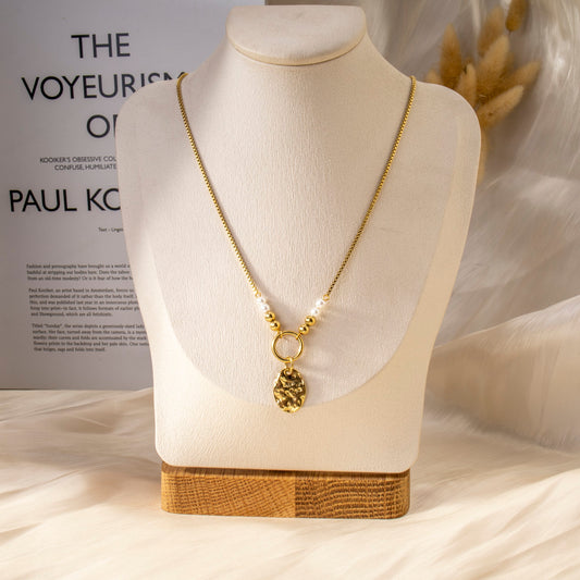 Collier chaîne avec perles blanches et pendentif martelé