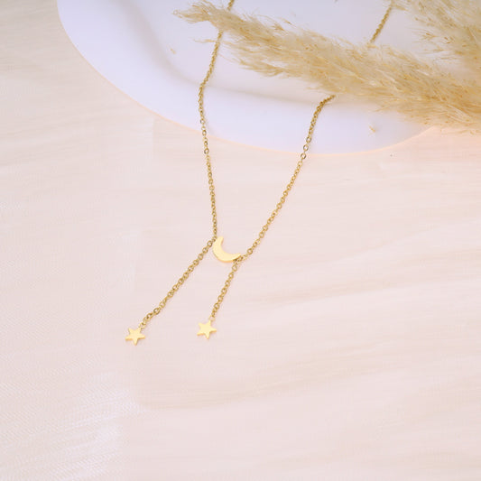 Collier chaîne avec des lunes et des étoiles