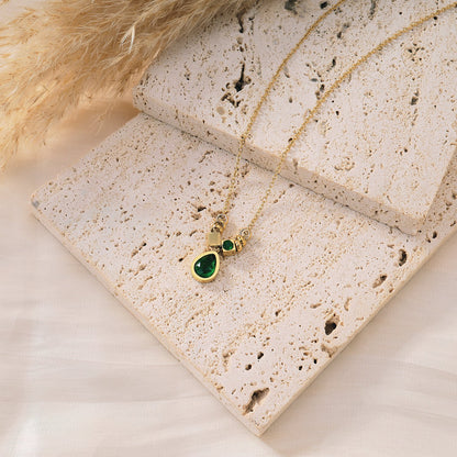 Collier chaîne avec pendentif goutte strass de couleur verte