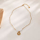 Collier pendentif avec pierre blanche