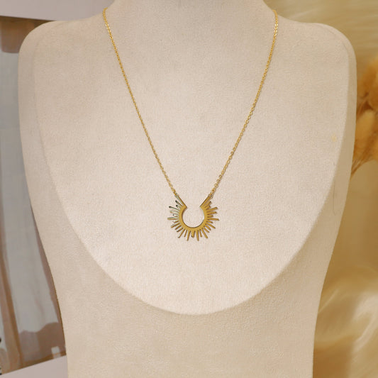 Collier avec pendentif demi soleil