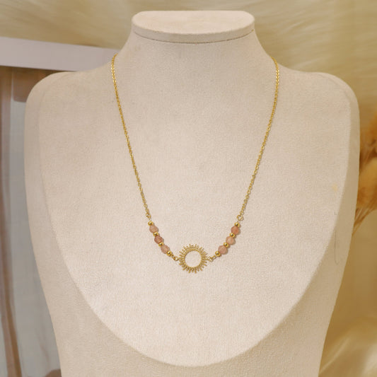 Collier avec chaîne avec pendentif soleil avec perles roses autour