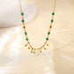 Collier chaîne avec perles vertes et pendentifs dorées