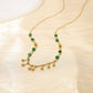 Collier chaîne avec perles vertes et pendentifs dorées