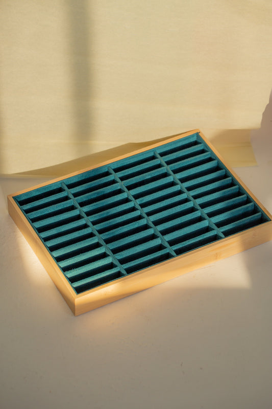 Tray display for rushes and cuffs