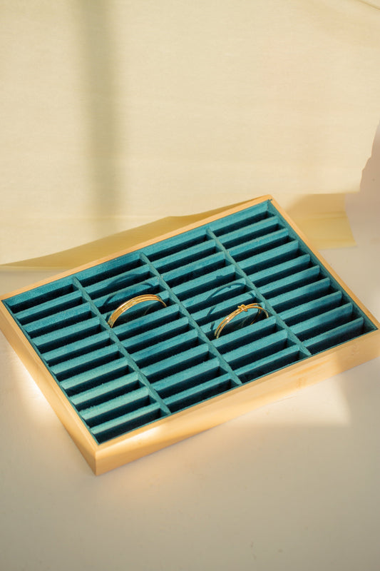 Tray display for rushes and cuffs