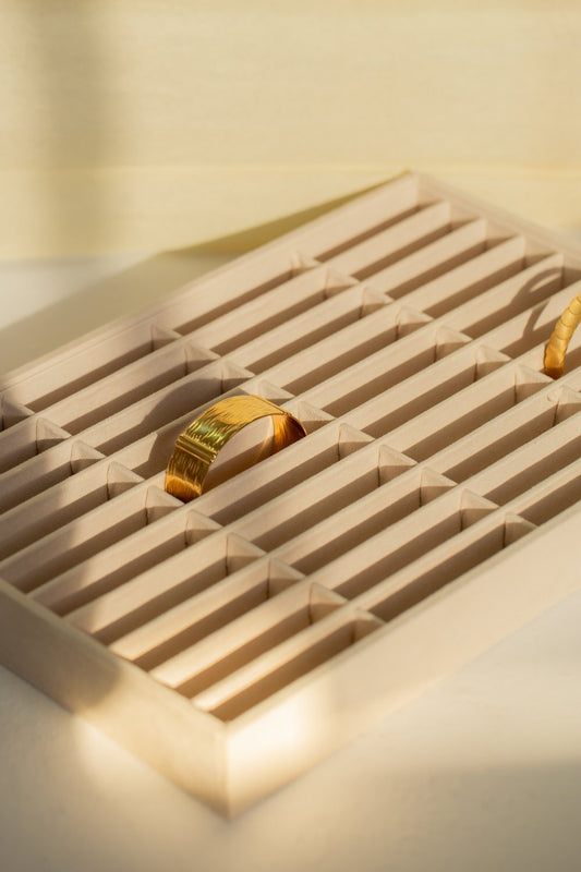 Tray display for rushes and cuffs