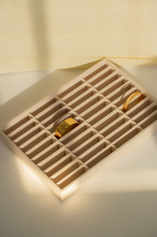Tray display for rushes and cuffs