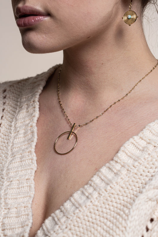 Collier cercle et barre dorée