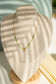 Collier perle avec pendentif rond martelé