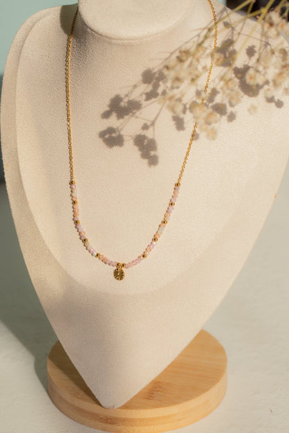 Collier perle avec pendentif rond martelé